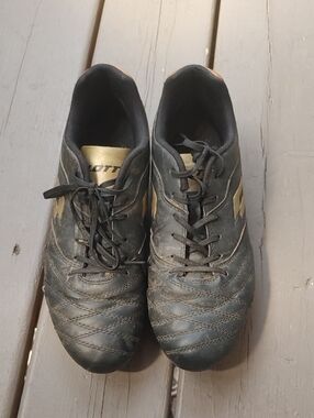 LOTTO Men's Black and Gold Athletic Cleats